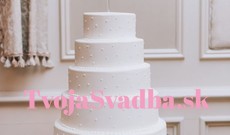 Jednoduchá svadobná torta: Aj napriek minimalizmu dokáže zaujať - TvojaSvadba.sk